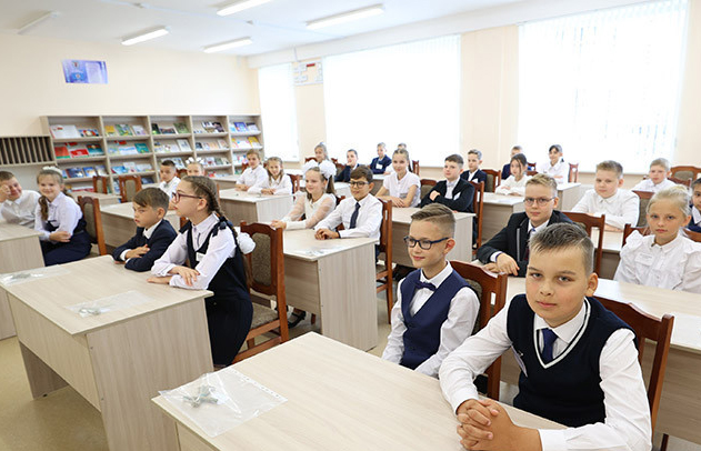 Новые предметы, зона без телефонов и обязательный деловой стиль одежды. Что изменится в школах Беларуси с 1 сентября?
