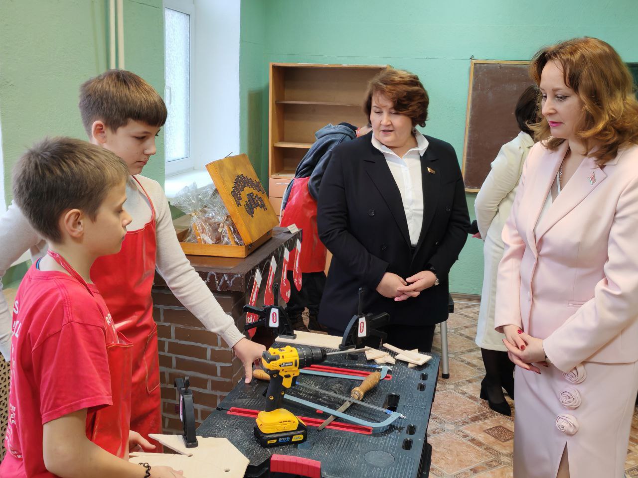 Вместо телефона – лобзик: в Кличеве подростки создают «деревянные чудеса»