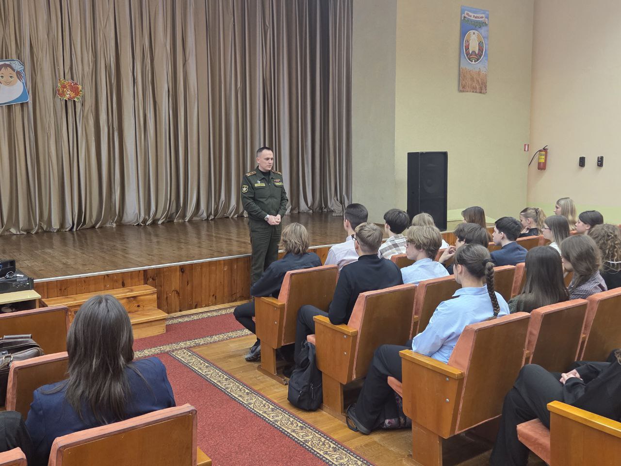 Представители учреждения образования «Военная академия Республики Беларусь» и начальник обособленной группы (Кличевского района) провели совместное информационно-агитационное мероприятие учащихся 9-11 классов