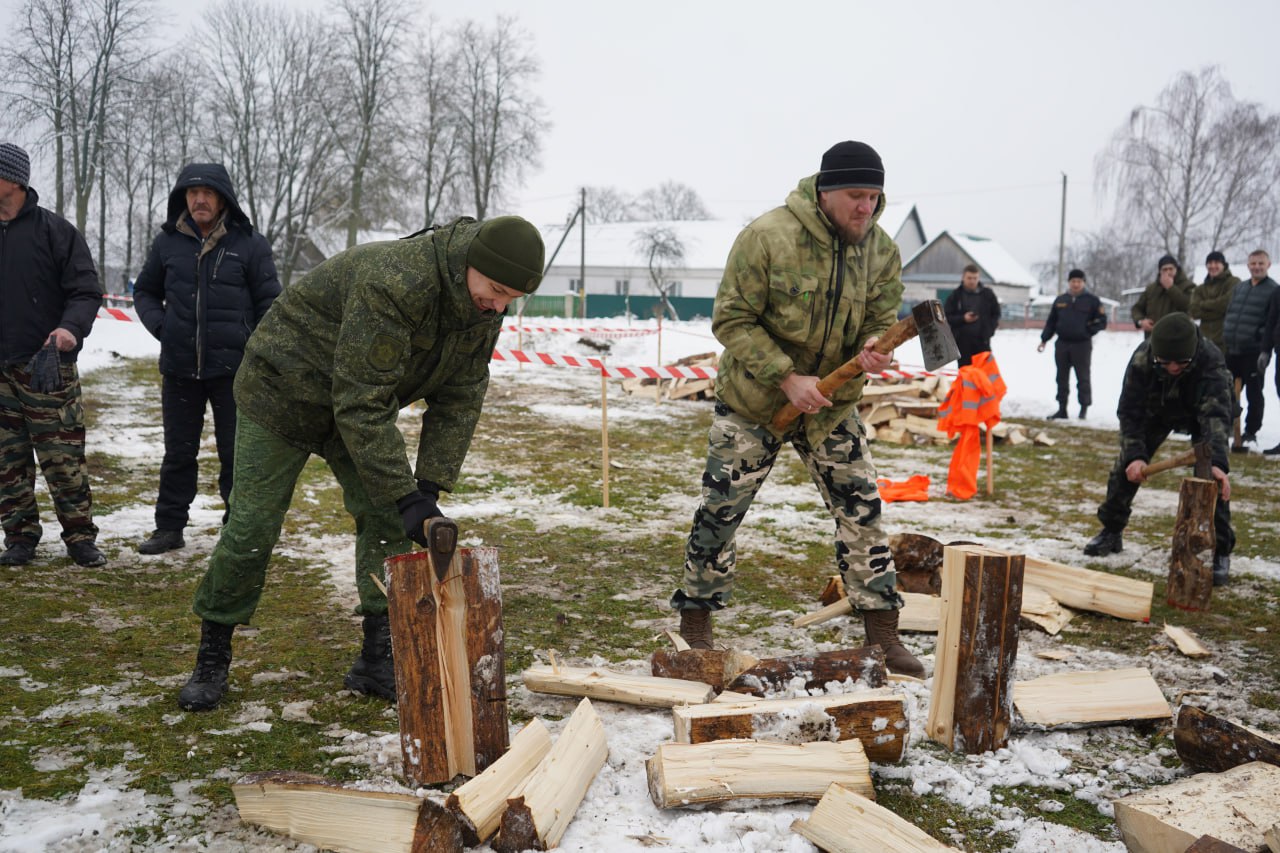 Топоры на старт: в Кличеве определили чемпионов по колке дров