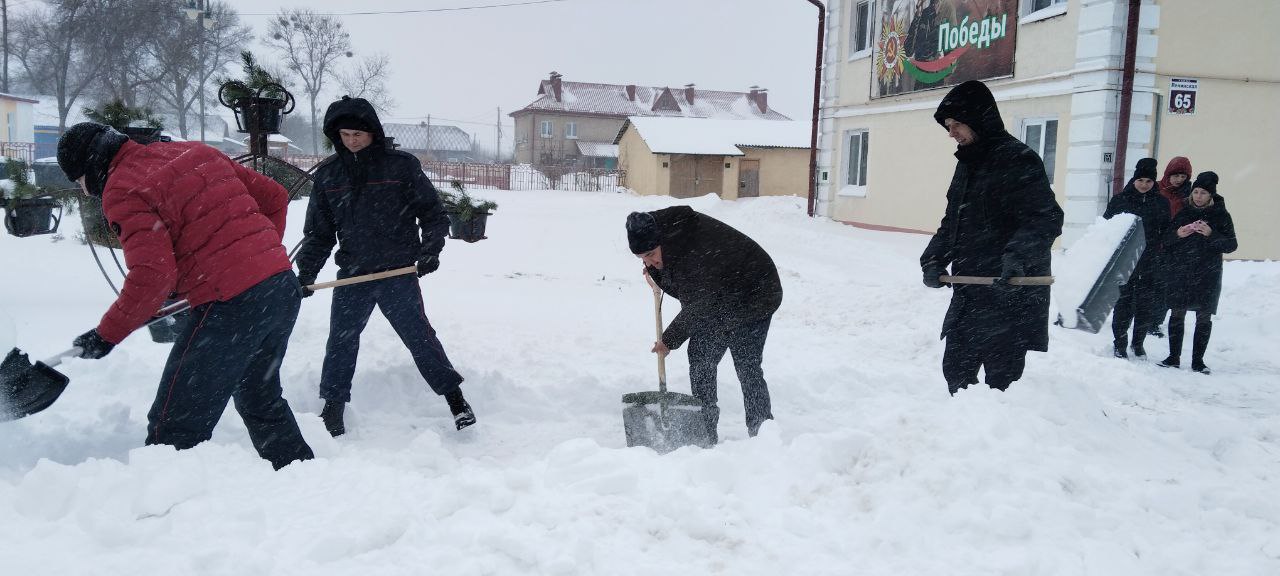 Сотрудники отдела внутренних дел Кличевского райисполкома вышли на помощь коммунальным службам в уборке снега