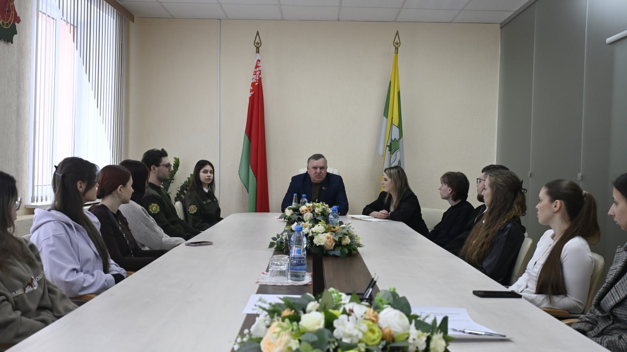 Председатель Кличевского райисполкома Виктор Ребковец встретился с молодыми специалистами