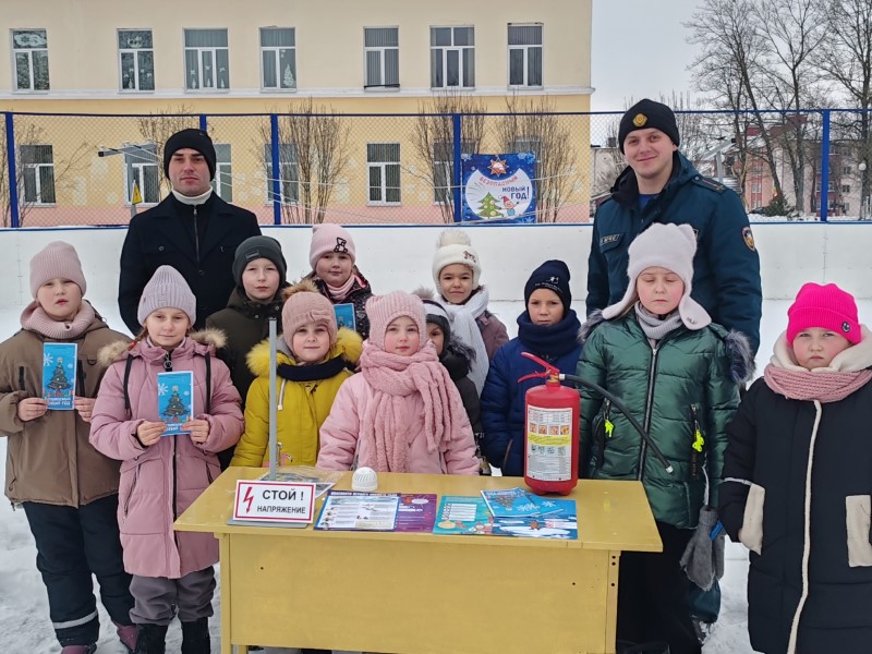 Каток безопасности: в Кличеве спасатели вышли на лед, чтобы напомнить о правилах