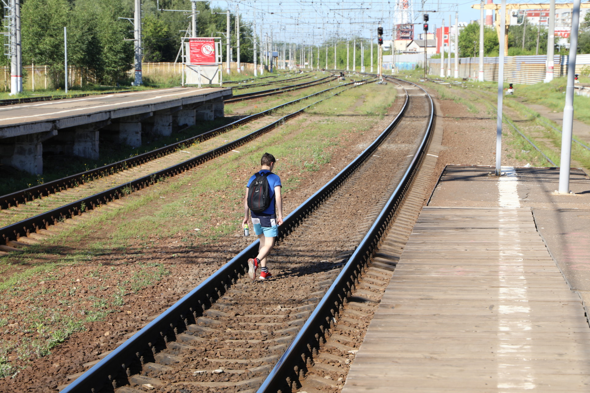 Какая наступает ответственность, если перейти железнодорожные пути в неустановленном месте и где их можно переходить?