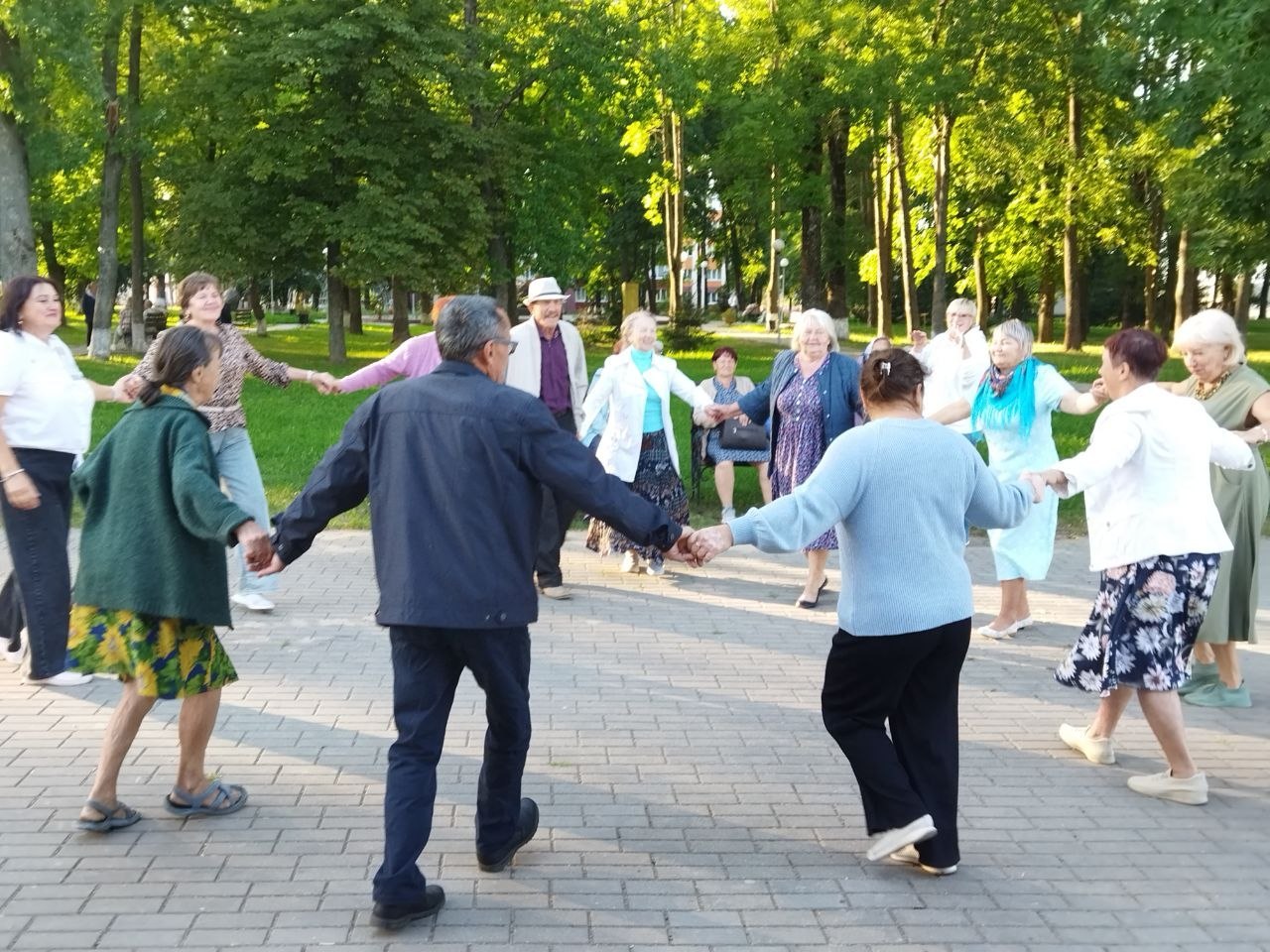 13 августа в городском парке Кличева прошел танцевальный вечер для людей элегантного возраста.
