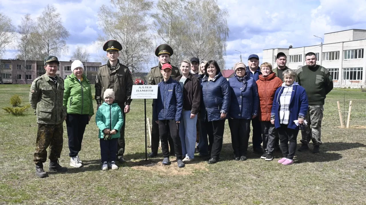 Памятную аллею к 40-летию Чернобыльской трагедии высадили в агрогородке Долгое.