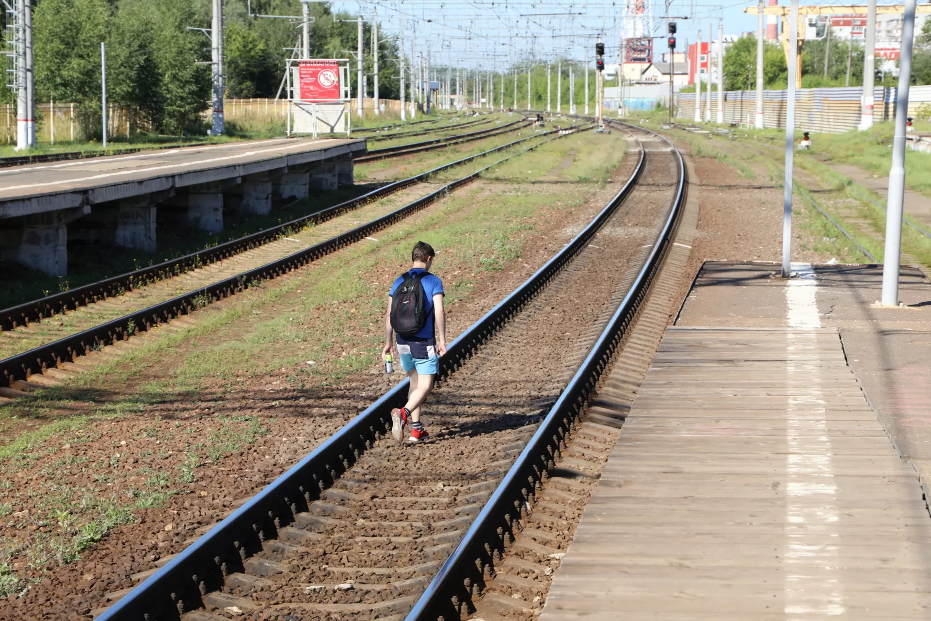 Какая наступает ответственность, если перейти железнодорожные пути в неустановленном месте и где их можно переходить?